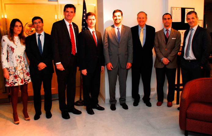 El Embajador Robert Fry, el presidente Miguel Morley y funcionarios de las otras Cámaras junto al Gobernador Urtubey